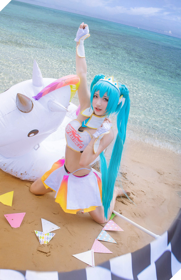 Cosplay Hatsune Miku "Nữ hoàng đường đua" gợi cảm và nóng bỏng