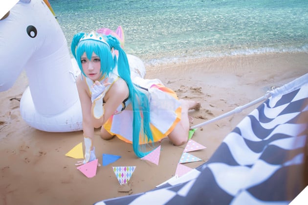 Cosplay Hatsune Miku "Nữ hoàng đường đua" gợi cảm và nóng bỏng