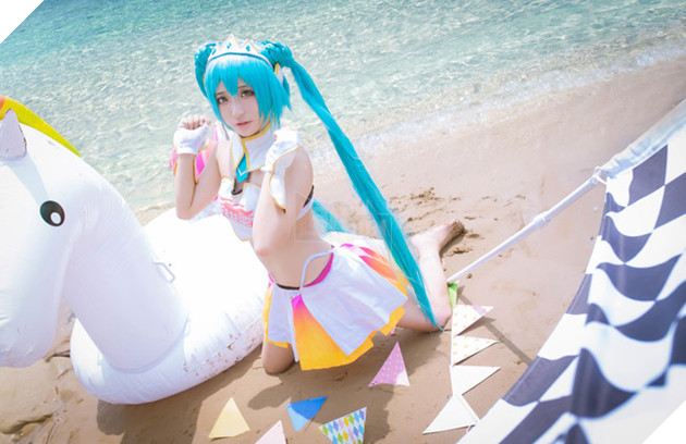 Cosplay Hatsune Miku "Nữ hoàng đường đua" gợi cảm và nóng bỏng