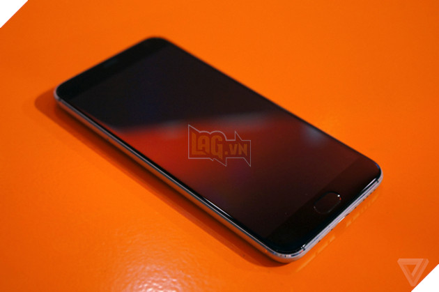 Cận cảnh điện thoại mạnh mẽ nhất chạy Ubuntu. 