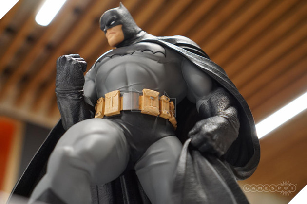 Choáng với tượng Batman siêu ngầu, siêu "béo" mới của DC