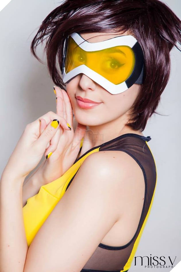 Overwatch: Chảy máu mũi với cosplay Tracer của Glory Lamothe