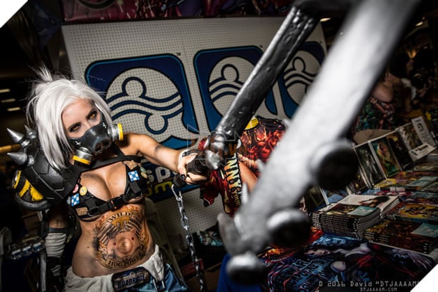 Overwatch: Rạo rực với cosplay Roadhog bụng nhỏ, ngực to