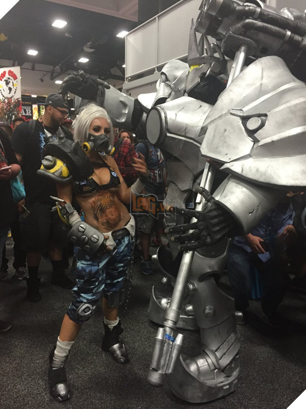 Overwatch: Rạo rực với cosplay Roadhog bụng nhỏ, ngực to