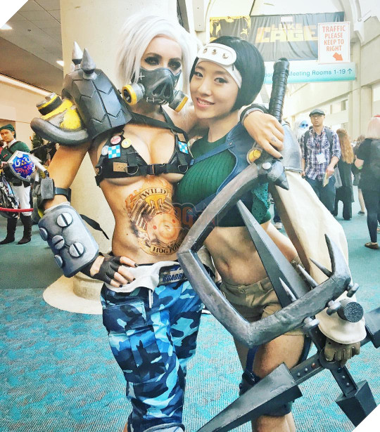 Overwatch: Rạo rực với cosplay Roadhog bụng nhỏ, ngực to