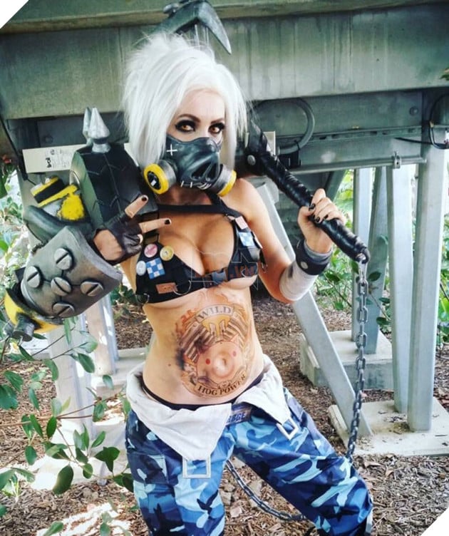 Overwatch: Rạo rực với cosplay Roadhog bụng nhỏ, ngực to