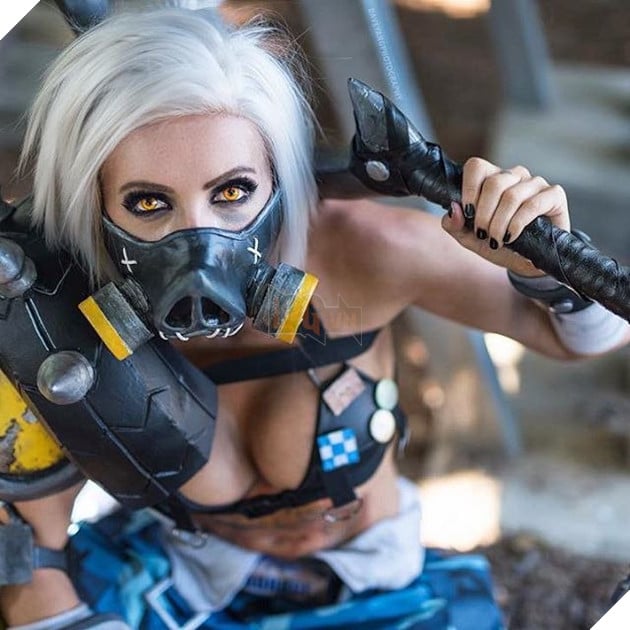 Overwatch: Rạo rực với cosplay Roadhog bụng nhỏ, ngực to
