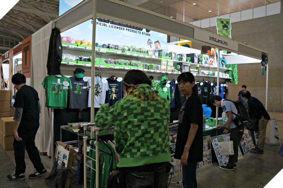 Hoa mắt với đủ mọi loại hàng hóa được bày bán ở Tokyo Game Show 2016