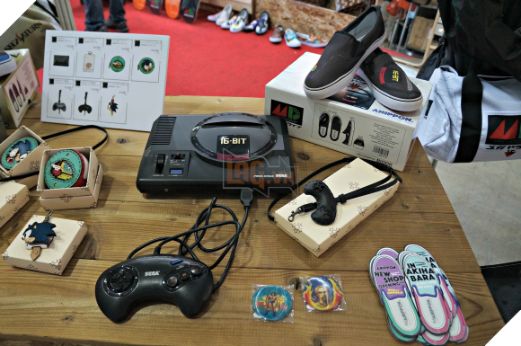 Hoa mắt với đủ mọi loại hàng hóa được bày bán ở Tokyo Game Show 2016