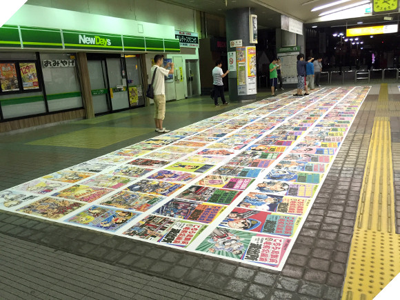 
Ở bên trong nhà ga, mọi người sẽ được chiêm ngưỡng hình ảnh tất cả 200 trang bìa của từng tập manga Kochikame, trải dài 40 năm từ tháng 9 năm 1976 cho đến tháng 9 năm 2016
