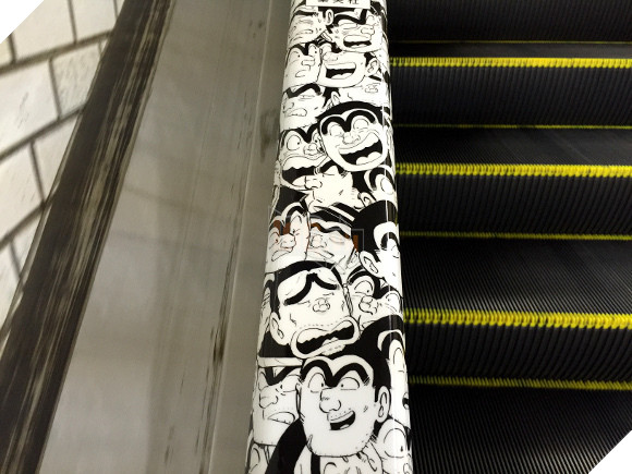 
Ngay cả phần tay vịn của chiếc cầu thang cuốn cũng được trang trí bằng vô số hình ảnh khuôn mặt biểu cảm của anh chàng sĩ quan với đôi lông mày sâu róm đặc trưng
