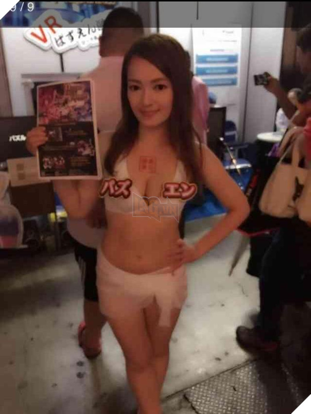 Hàng trăm thanh niên Nhật phấn khích tột độ với trò chơi "Tắm Cùng Hot Girl"