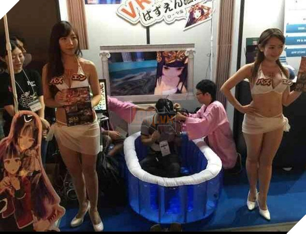 Hàng trăm thanh niên Nhật phấn khích tột độ với trò chơi "Tắm Cùng Hot Girl"