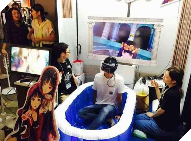 Hàng trăm thanh niên Nhật phấn khích tột độ với trò chơi "Tắm Cùng Hot Girl"