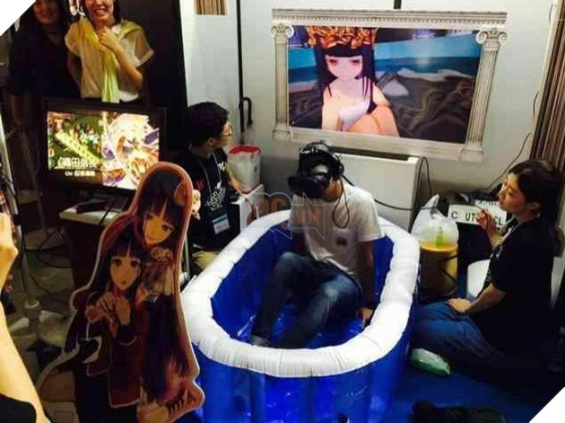 Hàng trăm thanh niên Nhật phấn khích tột độ với trò chơi "Tắm Cùng Hot Girl"