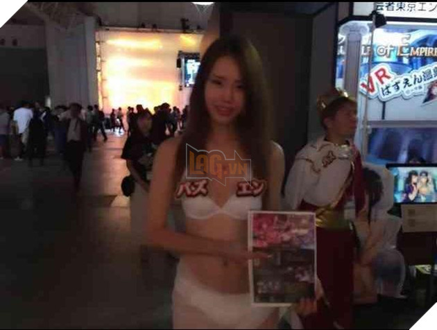 Hàng trăm thanh niên Nhật phấn khích tột độ với trò chơi "Tắm Cùng Hot Girl"