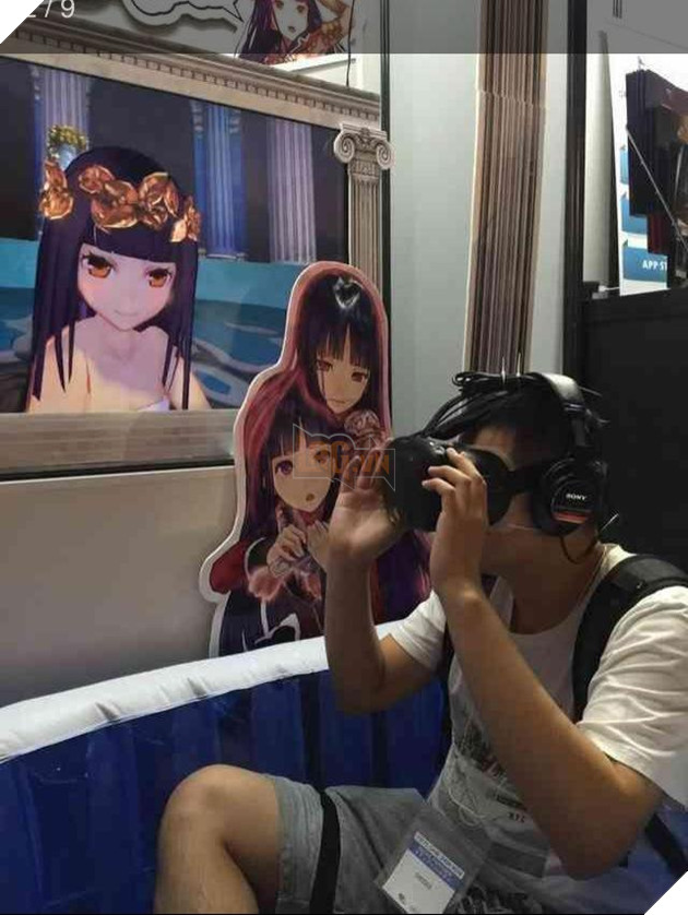 Hàng trăm thanh niên Nhật phấn khích tột độ với trò chơi "Tắm Cùng Hot Girl"