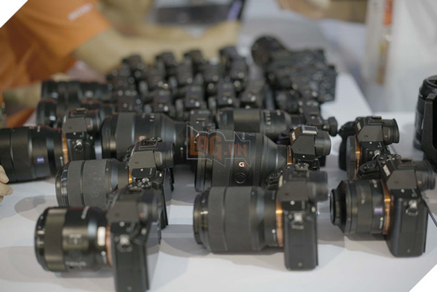 
Vùng cam Alpha với hàng loạt máy ảnh đẳng cấp, và ống kính đầy say mê.
