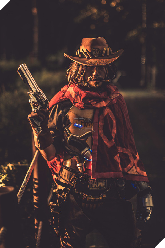 Ngắm bộ ảnh cosplay McCree trong Overwatch cực bụi bặm, menly