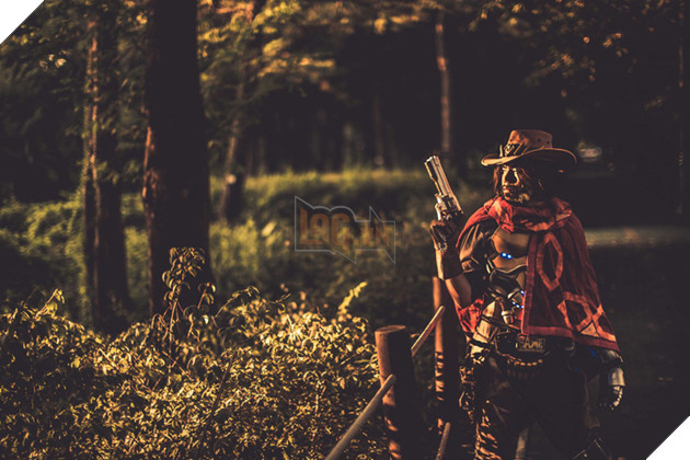 Ngắm bộ ảnh cosplay McCree trong Overwatch cực bụi bặm, menly