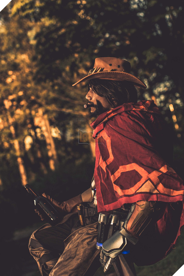 Ngắm bộ ảnh cosplay McCree trong Overwatch cực bụi bặm, menly
