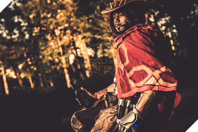 Ngắm bộ ảnh cosplay McCree trong Overwatch cực bụi bặm, menly