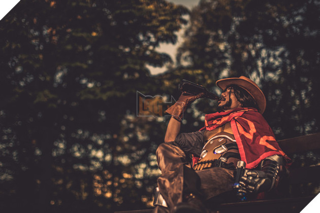 Ngắm bộ ảnh cosplay McCree trong Overwatch cực bụi bặm, menly