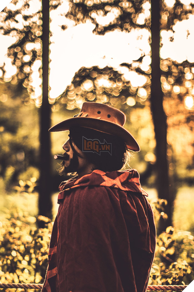 Ngắm bộ ảnh cosplay McCree trong Overwatch cực bụi bặm, menly