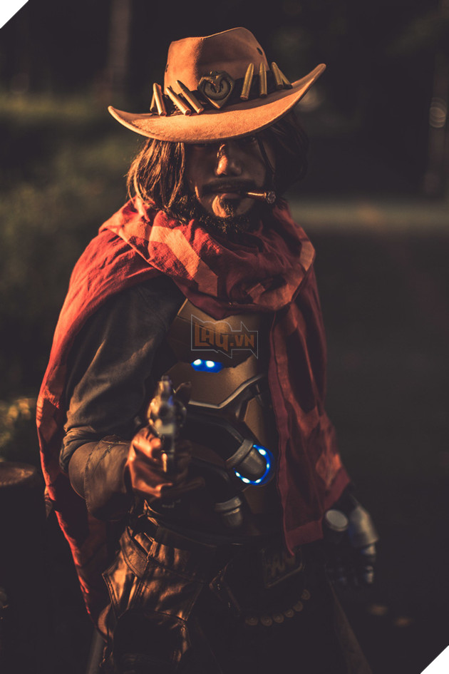 Ngắm bộ ảnh cosplay McCree trong Overwatch cực bụi bặm, menly