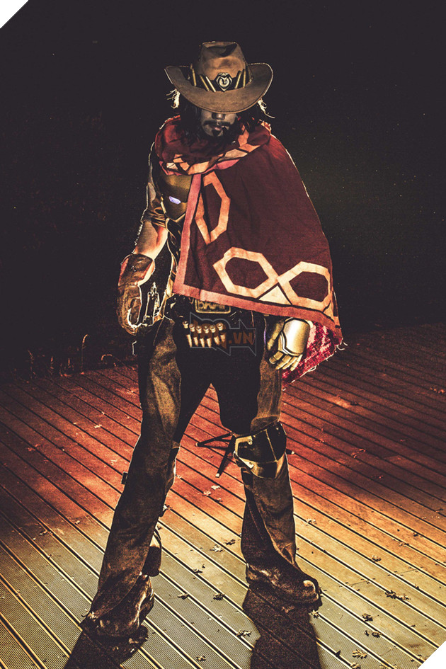 Ngắm bộ ảnh cosplay McCree trong Overwatch cực bụi bặm, menly