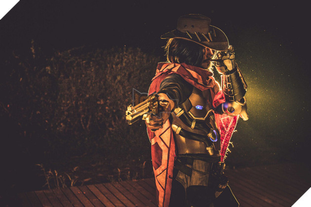 Ngắm bộ ảnh cosplay McCree trong Overwatch cực bụi bặm, menly