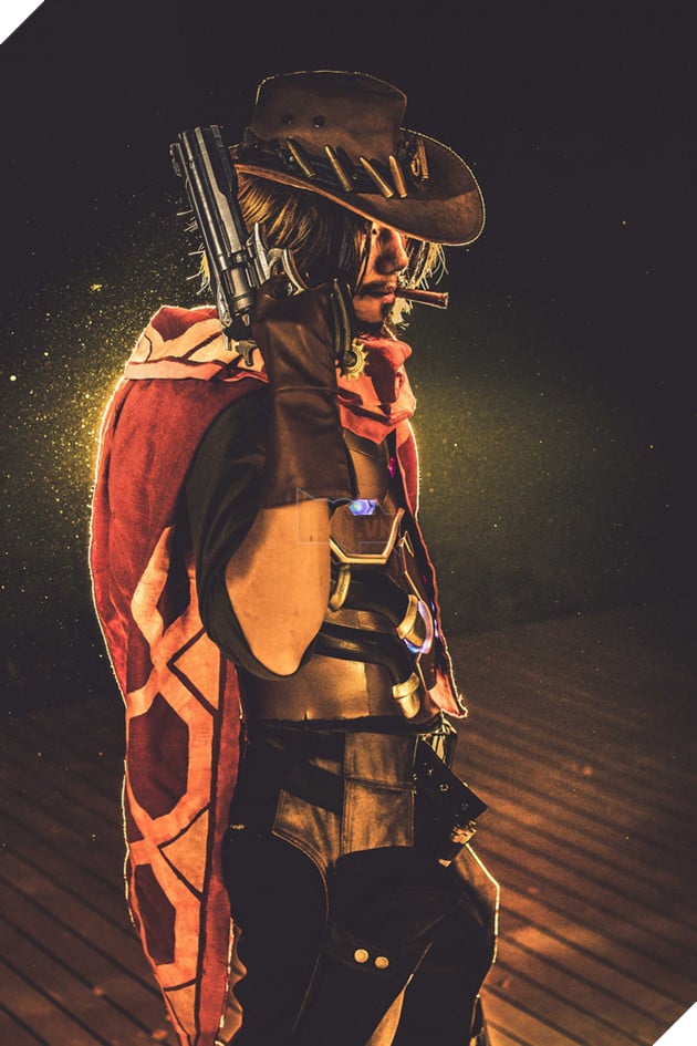 Ngắm bộ ảnh cosplay McCree trong Overwatch cực bụi bặm, menly