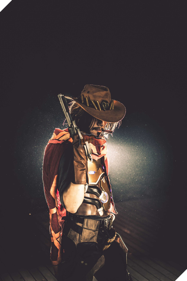 Ngắm bộ ảnh cosplay McCree trong Overwatch cực bụi bặm, menly