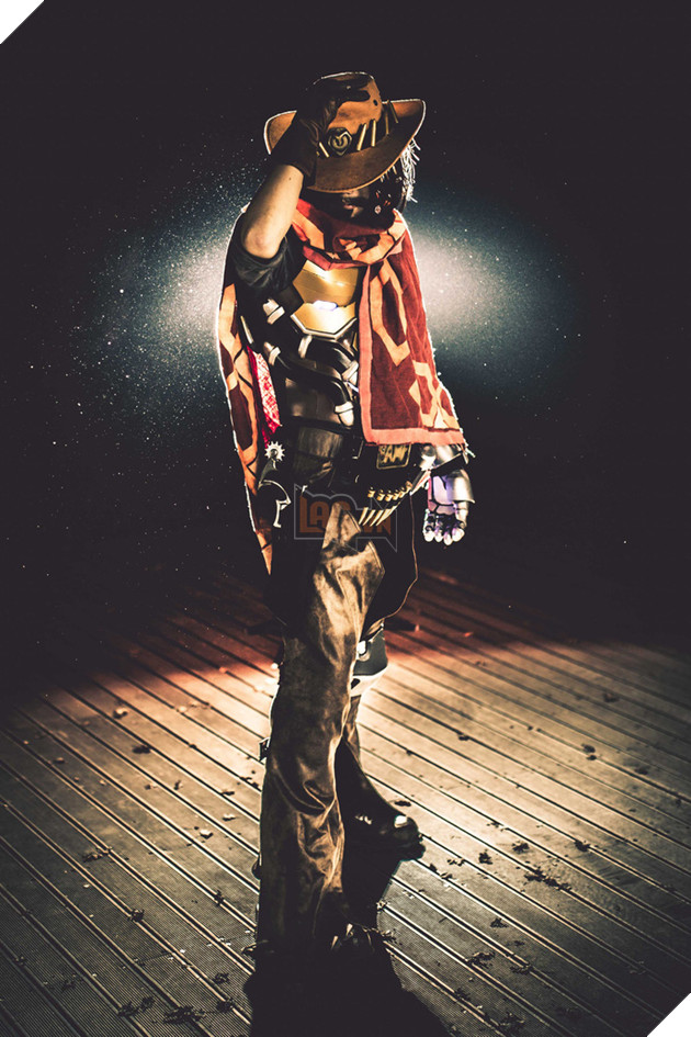 Ngắm bộ ảnh cosplay McCree trong Overwatch cực bụi bặm, menly