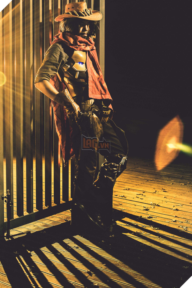 Ngắm bộ ảnh cosplay McCree trong Overwatch cực bụi bặm, menly