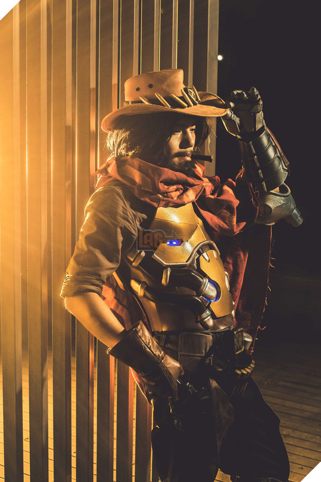 Ngắm bộ ảnh cosplay McCree trong Overwatch cực bụi bặm, menly