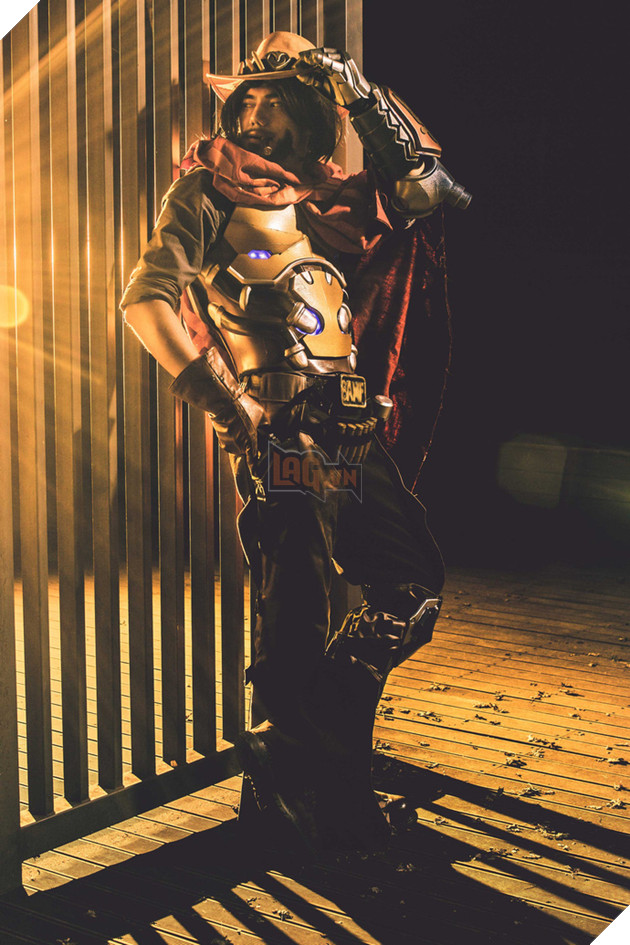 Ngắm bộ ảnh cosplay McCree trong Overwatch cực bụi bặm, menly