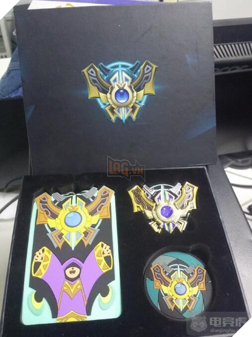 Media-staff-gift-riot