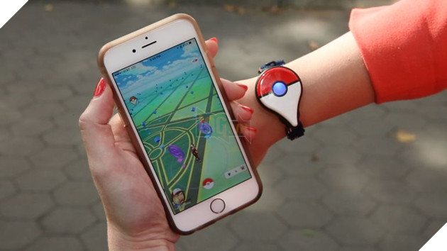 Hàng trăm người xếp hàng chờ mua Pokemon Go Plus 2