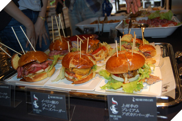 Otaku Nhật nô nức đến ăn uống tại nhà hàng Final Fantasy XV