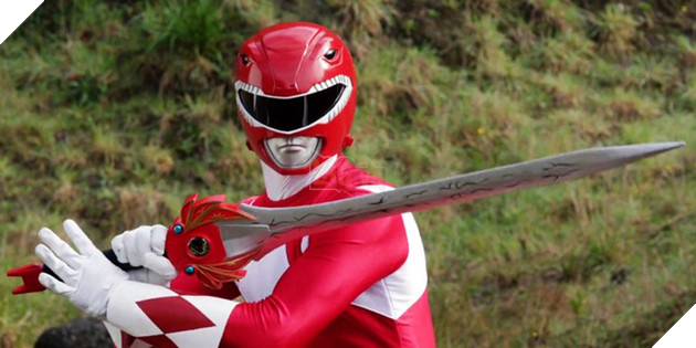 Lộ diện kiếm cực ngầu của siêu nhân Đỏ trong phim Power Rangers mới