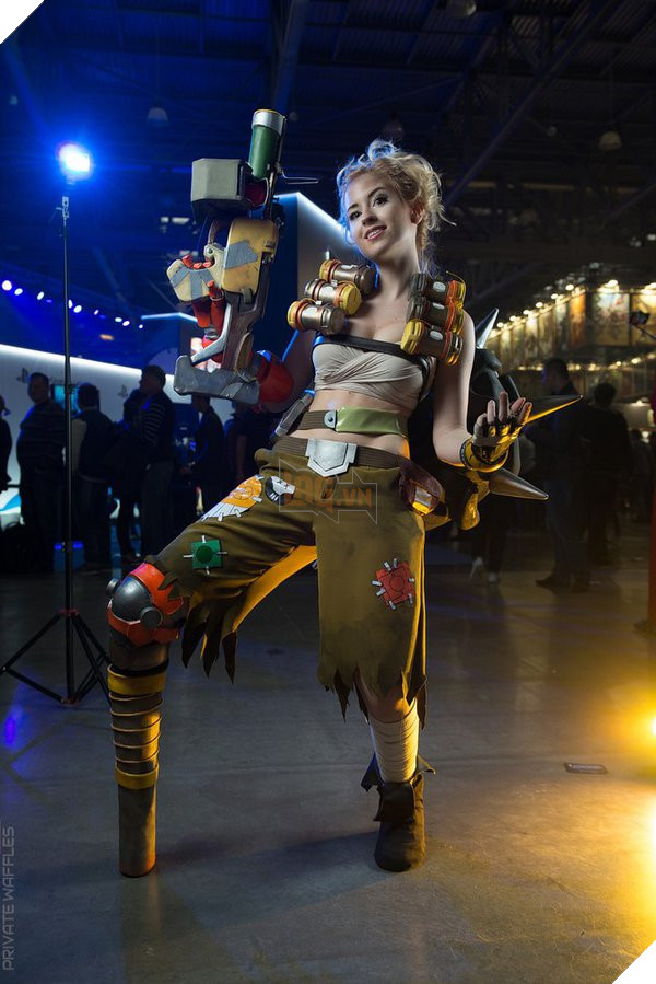 Cosplay Junkrat phiên bản nữ cực sexy trong Overwatch