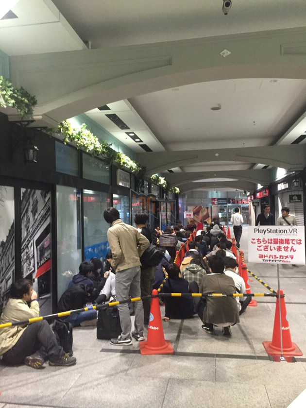 Hàng loạt game thủ Nhật Bản xếp hàng dài chờ đợi nhiều tiếng đồng hồ để mua PlayStation VR