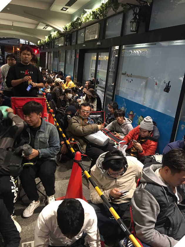 Hàng loạt game thủ Nhật Bản xếp hàng dài chờ đợi nhiều tiếng đồng hồ để mua PlayStation VR