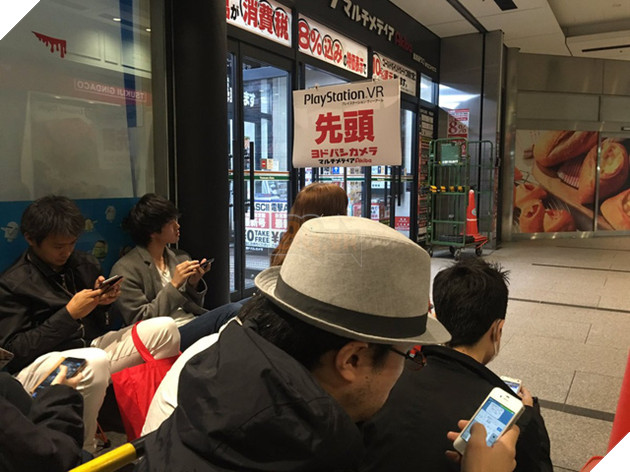 Hàng loạt game thủ Nhật Bản xếp hàng dài chờ đợi nhiều tiếng đồng hồ để mua PlayStation VR