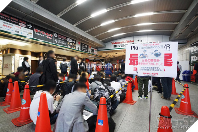 Hàng loạt game thủ Nhật Bản xếp hàng dài chờ đợi nhiều tiếng đồng hồ để mua PlayStation VR