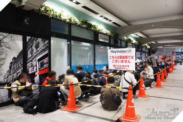 Hàng loạt game thủ Nhật Bản xếp hàng dài chờ đợi nhiều tiếng đồng hồ để mua PlayStation VR