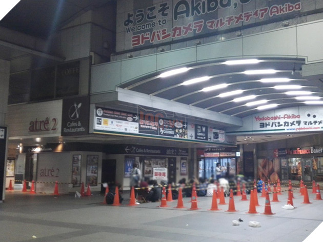 Hàng loạt game thủ Nhật Bản xếp hàng dài chờ đợi nhiều tiếng đồng hồ để mua PlayStation VR