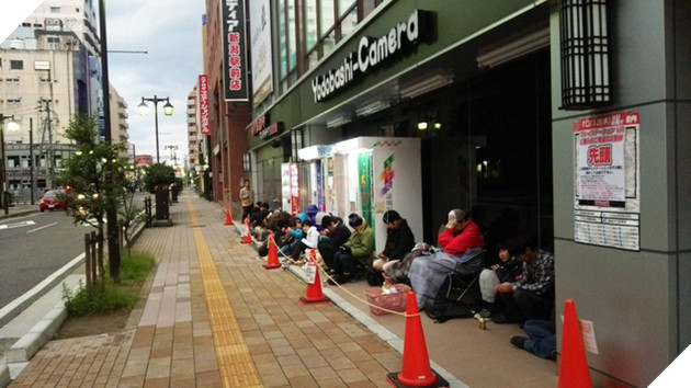 Photo of Game thủ Nhật xếp hàng dài suốt nhiều giờ để chờ mua PlayStation VR