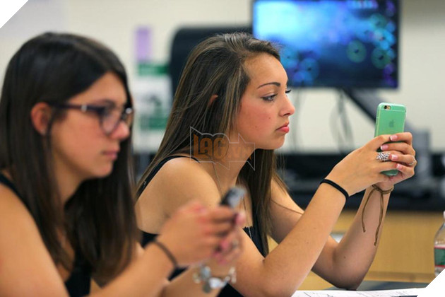 Nữ sinh muốn học lực kém, cứ việc nhắn tin nhiều lên - Ảnh 1.